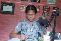 Lukis sketsa wajah hitam putih realis