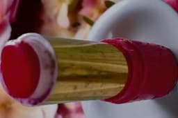 Lipstik merah mawar
