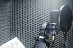 Voice over wanita untuk UMKM